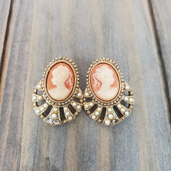Vintage Jewelry - Vintage Cameo Drop Earrings
